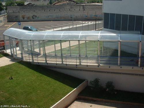 Corridoio protetto di accesso al palazzetto dello sport