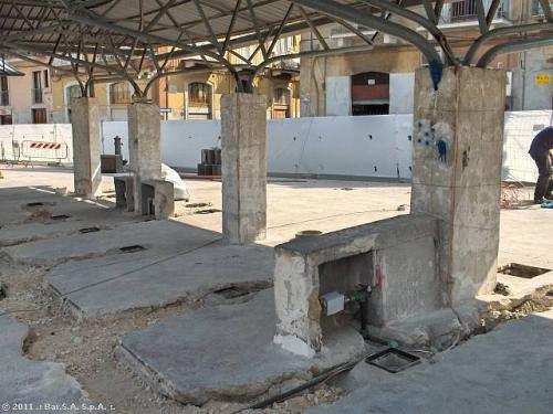 Mercato giornaliero di Piazza Divittorio durante i lavori di ristrutturaizone