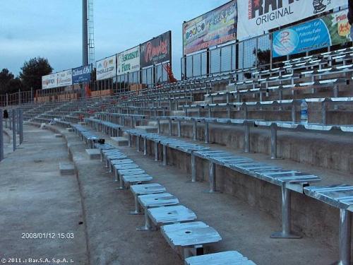 Sedili dello stadio comunale prima del rifacimento