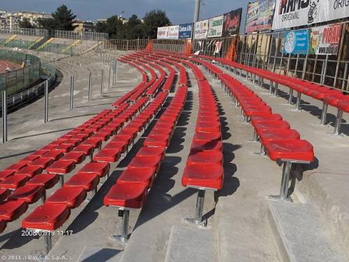 Vista prospettica dei sedili delle grandinate dello stadio comunale dopo il rifacimento